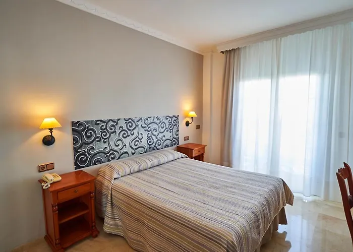 فندق Bajamar Centro 2*